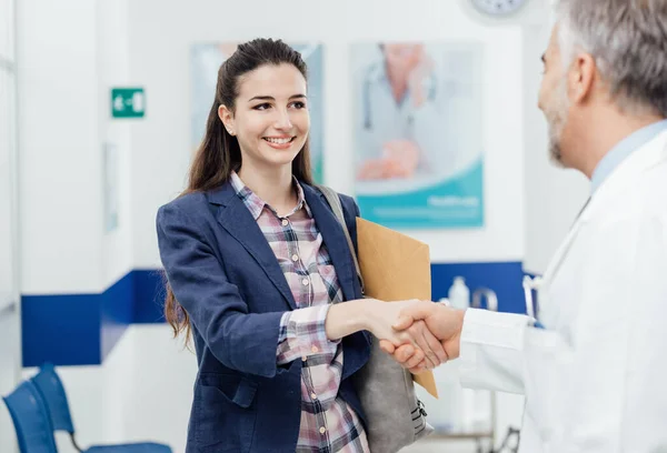 Young Smiling Woman Meeting Doctor Hospital Consultation Shaking Hands — Stock Photo, Image