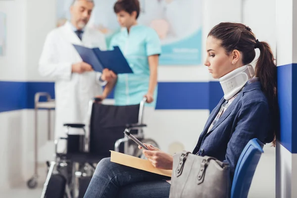 Paciente Femenina Joven Con Soporte Cuello Cervical Hospital Está Sentada — Foto de Stock