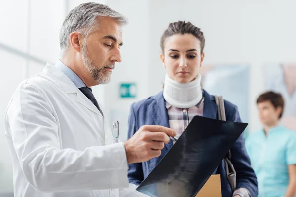 Médico Examinando Radiografía Una Paciente Joven Lleva Collar Cervical Tiene — Foto de Stock