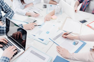 İş adamları ofiste toplanıyor ve mali stratejileri tartışıyorlar. Raporları ve evrakları kontrol ediyorlar. Tanınmayan insanlar.