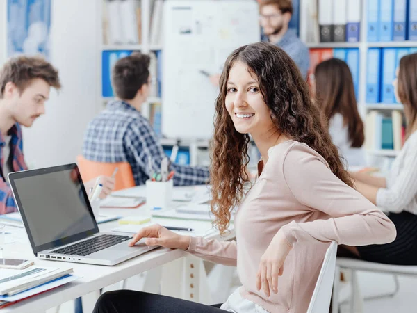 Grupp Universitetsstudenter Studerar Tillsammans Kvinnlig Student Ler Och Använder Bärbar — Stockfoto