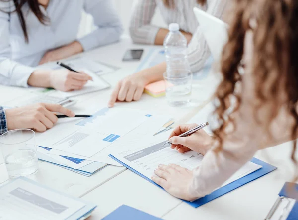 Equipo Negocios Reúne Oficina Discute Estrategias Financieras Están Revisando Informes —  Fotos de Stock