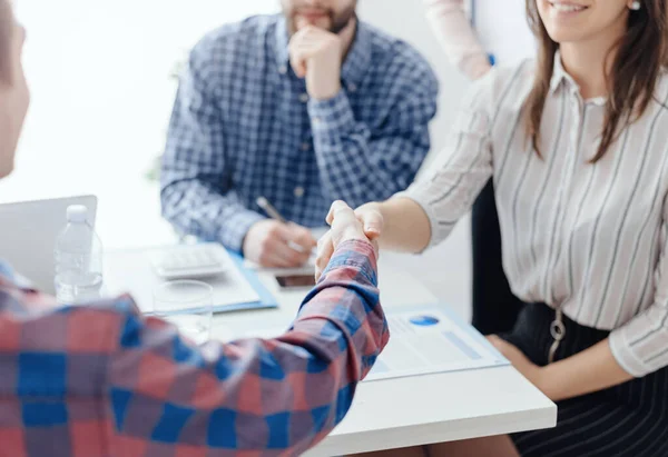 Young Business Team Meeting Office Shaking Hands Business Relationships Startups — Stock Photo, Image