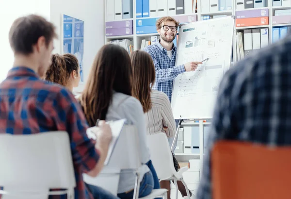 Forretningspresentasjon Kontoret Ung Mann Presenterer Prosjekt Tavlen Gruppe Mennesker Lytter – stockfoto