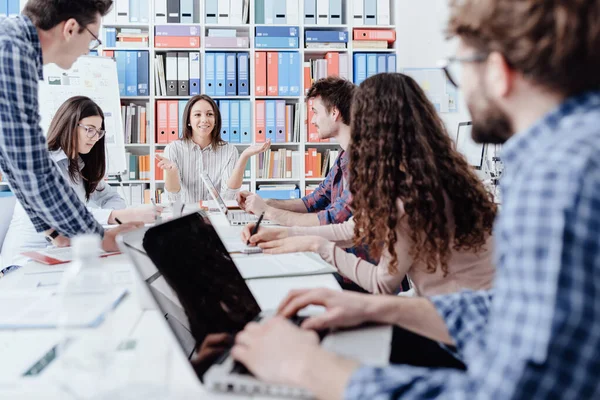 Jóvenes Equipos Negocios Reunidos Oficina Lluvia Ideas Están Discutiendo Estrategias —  Fotos de Stock