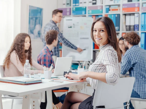 Jonge Business Team Vergadering Het Kantoor Glimlachende Vrouw Poseren Voorgrond — Stockfoto
