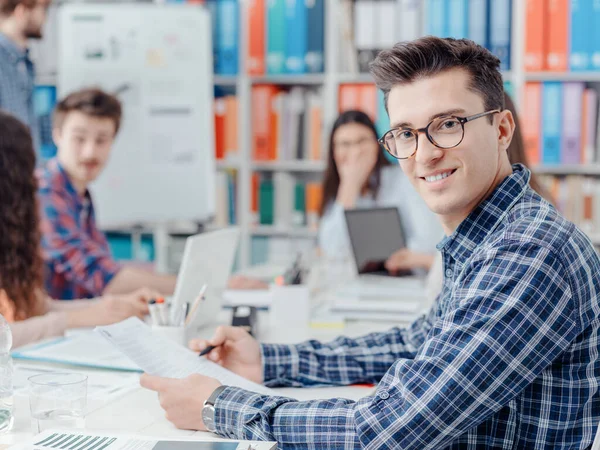 Ung Självsäker Affärsman Poserar Kontoret Och Start Team Arbetar Tillsammans — Stockfoto