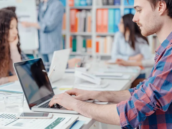 Jovem Reunião Equipe Negócios Escritório Trabalhando Homem Está Usando Laptop — Fotografia de Stock