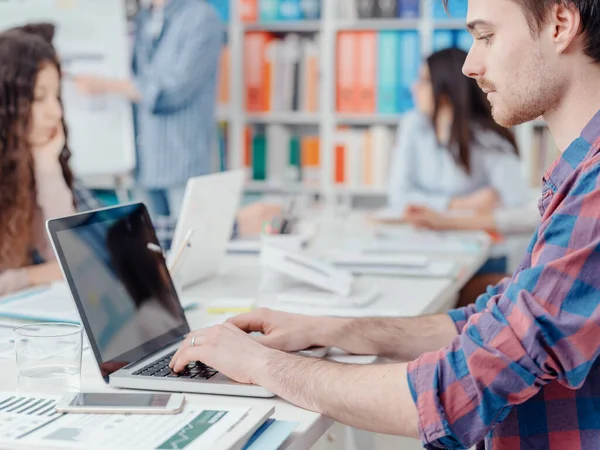 Junges Business Team Trifft Sich Büro Und Arbeitet Vordergrund Ein — Stockfoto