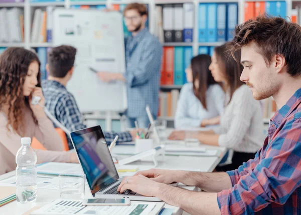 Joven Equipo Negocios Trabajo Hombre Está Presentando Proyecto Una Pizarra — Foto de Stock