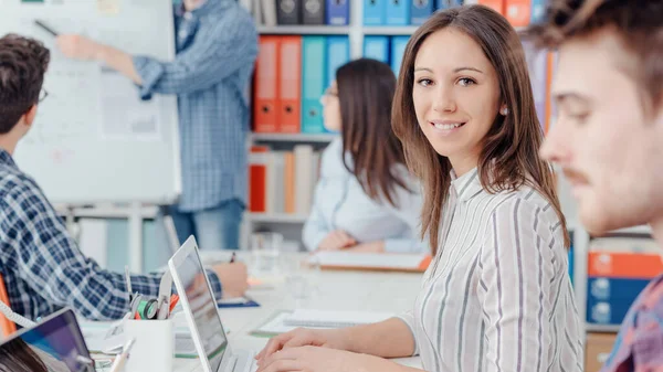 Gente Negocios Que Trabaja Oficina Conectan Con Computadoras Portátiles Una —  Fotos de Stock