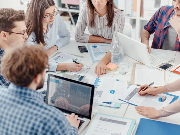 Ungt Næringslivsteam Som Har Møte Kontoret Diskuterer Sammen Deler Ideer – stockfoto