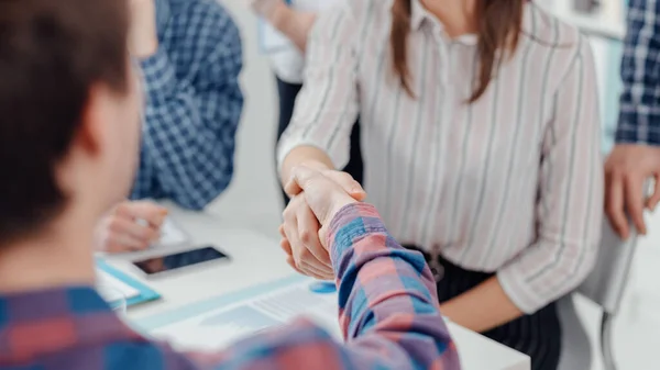 Joven Reunión Equipo Negocios Oficina Que Están Estrechando Las Manos — Foto de Stock