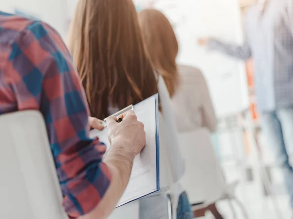 Gruppen Personer Som Deltar Næringslivsseminar Skriver Ned Notater Selektivt Fokus – stockfoto