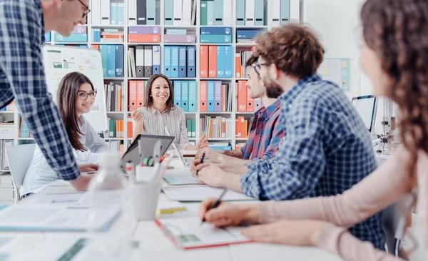 Giovani Team Business Riuniti Ufficio Brainstorming Discutono Insieme Strategie Progetti — Foto Stock