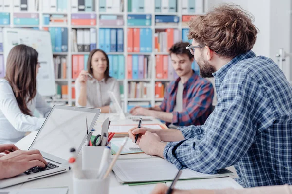 Setkání Mladých Podnikatelů Kanceláři Brainstorming Společně Diskutují Strategiích Projektech Startupy — Stock fotografie