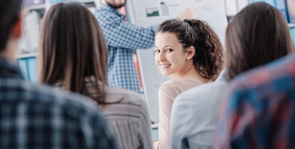 Uomo Che Presenta Suo Progetto Business Una Lavagna Bianca Pubblico — Foto Stock