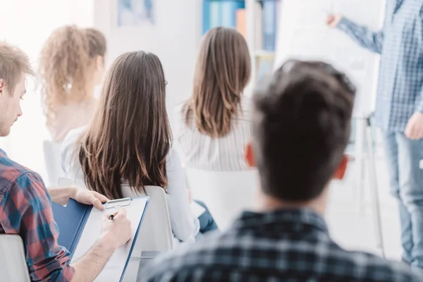 Seminario Affari Presentazione Uomo Sta Tenendo Discorso Pubblico Sta Ascoltando — Foto Stock