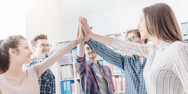 Giovani Imprenditori Che Incontrano Ufficio Uniscono Mani Cooperazione Concetto Lavoro — Foto Stock