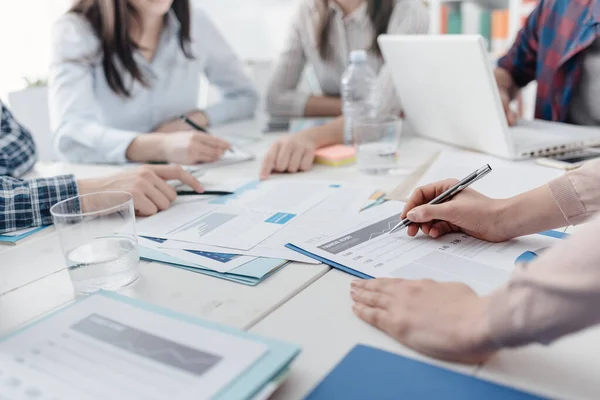 Geschäftsteams Treffen Sich Büro Und Besprechen Finanzstrategien Sie Prüfen Berichte — Stockfoto