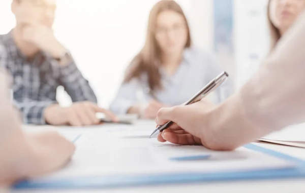 Gente Negocios Reunida Oficina Discutiendo Estrategias Financieras Juntos Comunicación Concepto — Foto de Stock