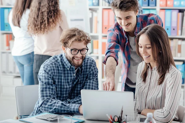 Joven Equipo Negocios Discutiendo Proyecto Conexión Con Ordenador Portátil Puesta —  Fotos de Stock