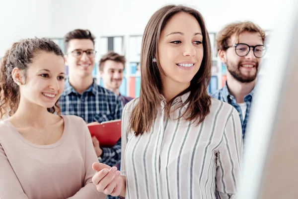 Joven Equipo Empresarial Discutiendo Juntos Proyecto Una Pizarra Blanca Startups —  Fotos de Stock