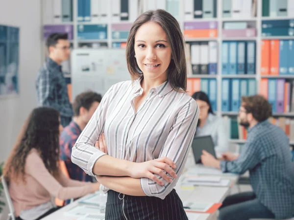Junges Business Team Trifft Sich Büro Und Lächelnde Frau Posiert — Stockfoto