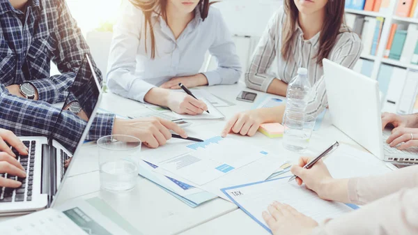 Geschäftsteams Treffen Sich Büro Und Besprechen Finanzstrategien Sie Prüfen Berichte — Stockfoto