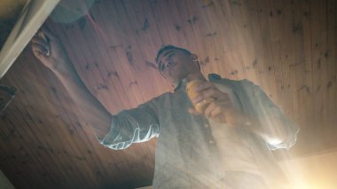 Fırça, sanat ve yetenek konseptiyle tuvale resim yapan yaratıcı sanatçı