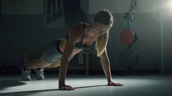 Atletische Gespierde Vrouw Doet Push Ups Sportschool Fitness Sport Concept — Stockfoto