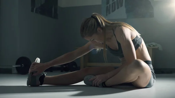 Mujer Atlética Muscular Haciendo Ejercicios Estiramiento Gimnasio Fitness Concepto Deportivo —  Fotos de Stock