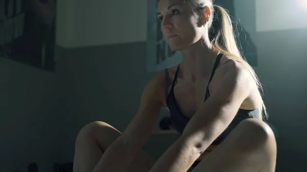 Mujer Atlética Muscular Haciendo Ejercicios Estiramiento Gimnasio Fitness Concepto Deportivo —  Fotos de Stock