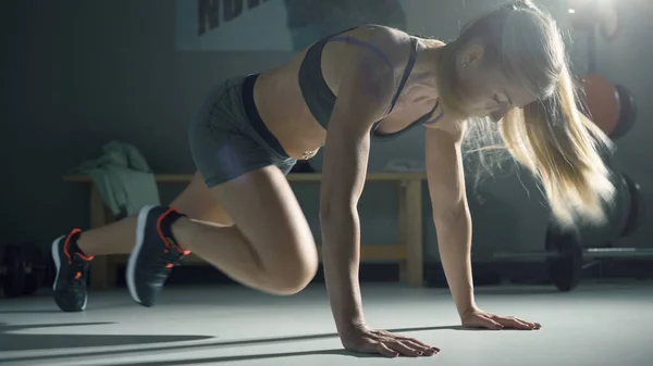 Atletische Vrouw Uit Werken Sportschool Loopt Zijn Plaats Met Handen — Stockfoto