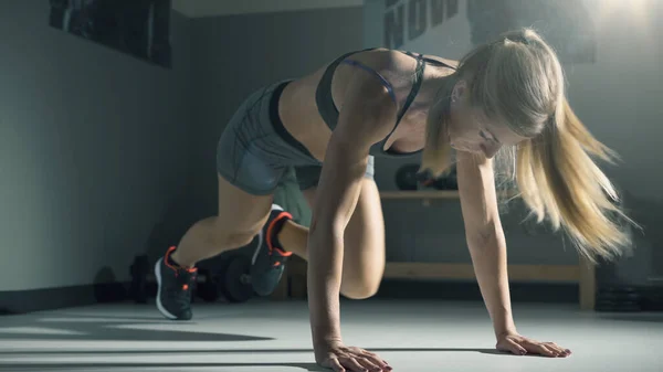 Atletische Vrouw Uit Werken Sportschool Loopt Zijn Plaats Met Handen — Stockfoto