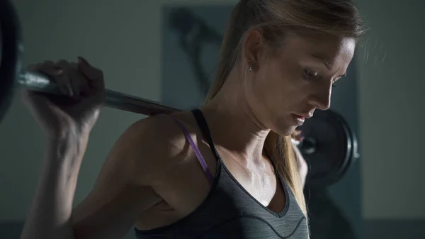 Atletische Bodybuilder Vrouw Uit Werken Sportschool Doet Gewichtheffen Met Een — Stockfoto