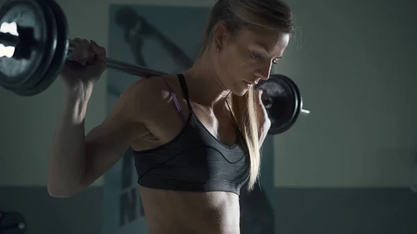 Athletische Bodybuilderin Trainiert Fitnessstudio Sie Macht Gewichtheben Mit Der Langhantel — Stockfoto