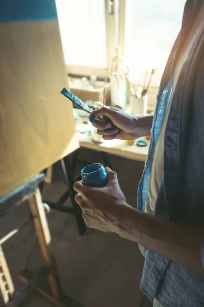 Artista Trabalhando Sua Pintura Ele Está Segurando Pincel Frasco Com — Fotografia de Stock