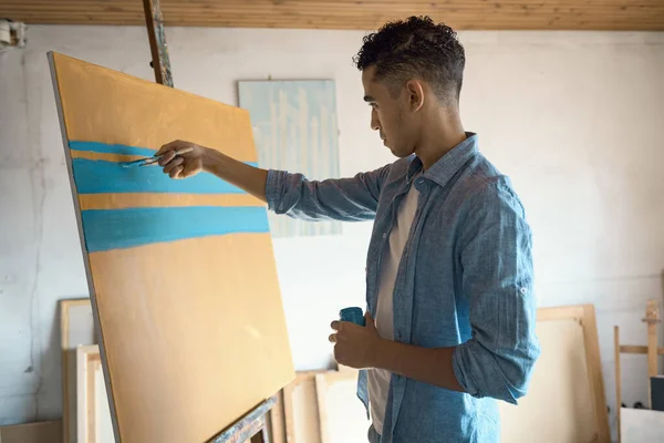 Jovem Pintor Trabalhando Uma Obra Arte Abstrata Ele Está Pintando — Fotografia de Stock