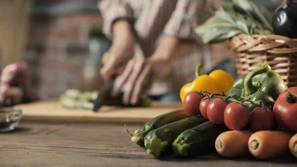 Frau Bereitet Eine Gesunde Vegane Mahlzeit Sie Schneidet Frisches Gemüse — Stockfoto