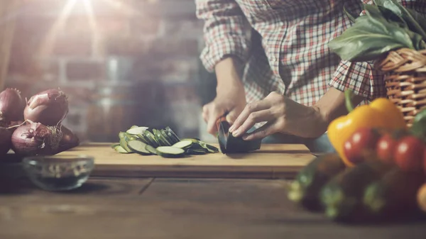 健康的なビーガンの食事を準備する女性 彼女はまな板の上に新鮮な野菜をスライスしています 栄養とライフスタイルの概念 — ストック写真