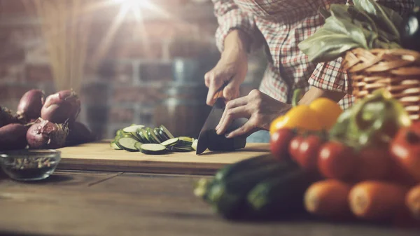 Жінка Готує Здорову Веганську Їжу Вона Нарізає Свіжі Овочі Дошці — стокове фото