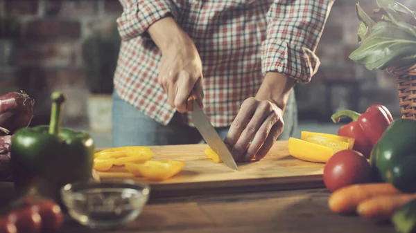 Frau Bereitet Eine Gesunde Vegane Mahlzeit Sie Schneidet Frisches Gemüse — Stockfoto