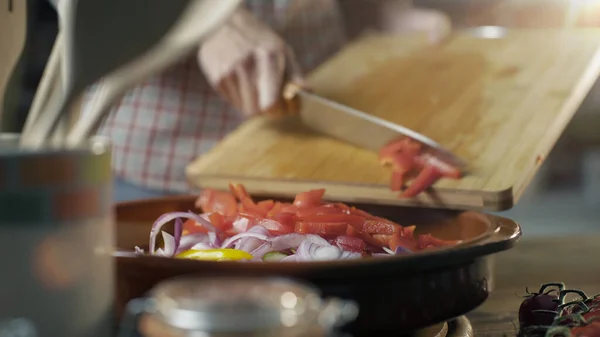 Kvinna Hälla Hackade Tomater Kruka Hälsosam Kost Koncept — Stockfoto