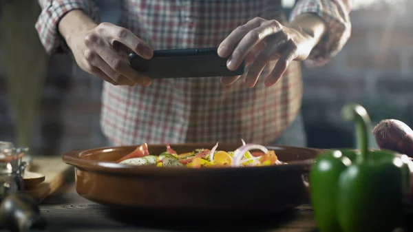 Femme Préparant Repas Sain Avec Des Légumes Frais Prenant Une — Photo