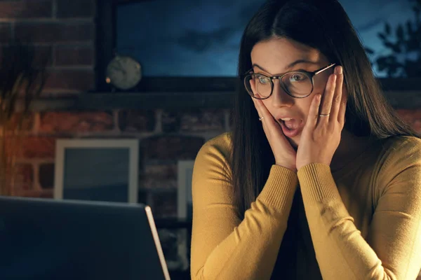 Schockierte Überraschte Frau Verbindet Mit Ihrem Laptop Hause — Stockfoto