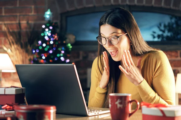 Chocado Surpreendido Mulher Conectando Com Seu Laptop Casa — Fotografia de Stock