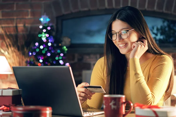 Gelukkige Jonge Vrouw Verbinden Met Haar Laptop Het Kopen Van — Stockfoto