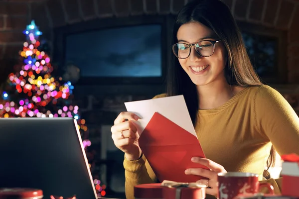 Jovem Sorrindo Mulher Sentada Mesa Casa Segurando Envelope Vermelho Com — Fotografia de Stock