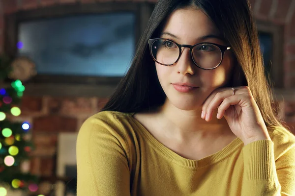 Schöne Junge Frau Posiert Hause Mit Der Hand Kinn Sie — Stockfoto